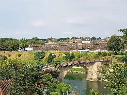 Navarrenx, ses remparts, son pont, le gave.