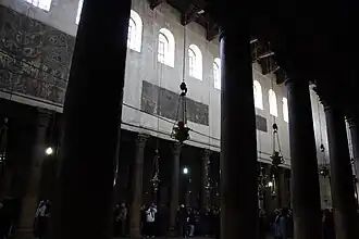 La nef avec sa claire-voie et ses restes de mosaïques à fond d'or sur les murs.