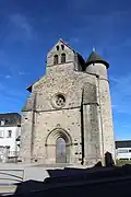 La façade de l'église soutenue par deux contreforts, flanquée d'une tour à sa droite.