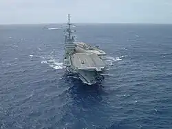 porte-avion naviguant vers le premier plan de la photo