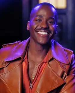 Ncuti Gatwa lors d'une interview pour l'épisode Œil et Cerveau Bulle.