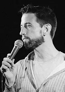 Description de l'image Neal Brennan, 2013 (cropped).jpg.