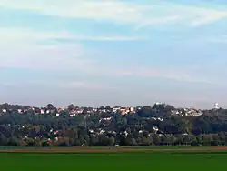 La commune vue de l'ouest.