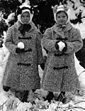 Deux enfants tenant chacun une boule de neige dans le Nebraska en 1910.