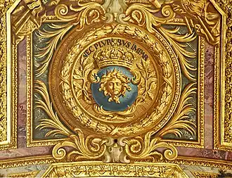 Au plafond de la galerie des Glaces au château de Versailles.