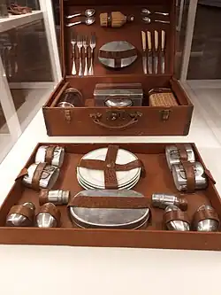 Nécessaire à pique-nique de luxe, exposé au musée du bagage à Haguenau.