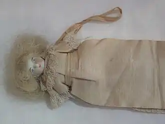Porte-aiguilles ; en forme de petite poupée dont la robe forme un porte-aiguilles