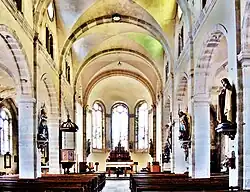 Nef de l'église de la nativité de Notre-Dame.