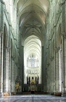Intérieur de la cathédrale vu depuis l'entrée.