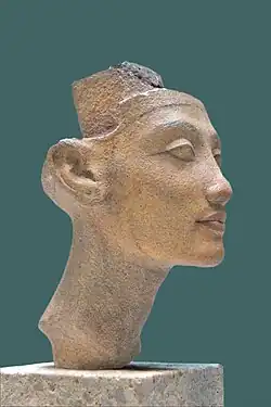 La Tête inachevée de Néfertiti (Berlin)
