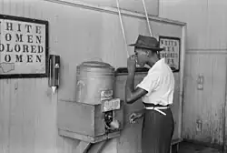 Une fontaine d'eau ségréguée à Oklahoma City, Oklahoma, 1939