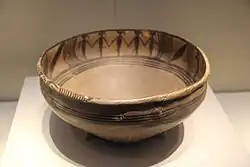 Bassin de céramique peinte aux groupes de figures dansantes. H. 12,5&nbsp;cm. Phase Majiayao. Musée National de Chine.