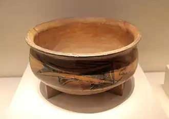 Bassin de type pen. Terre cuite beige clair à décor peint en forme de poissons. H. 17&nbsp;cm. Culture de Banpo. Site de Banpo, Shaanxi. Musée national de Chine