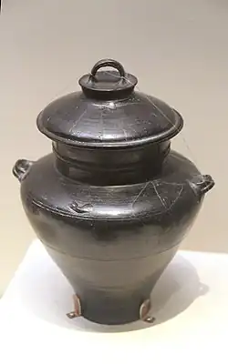 Jarre à boisson fermentée. Terre cuite noire fine et lustrée, H. 22&nbsp;cm. Longshan du Shandong. Musée National de Chine