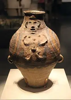 Terre cuite peinte à deux anses, figure en léger relief. Machang. H. 34,4&nbsp;cm. Ledu, Qinghai. Musée national de Chine