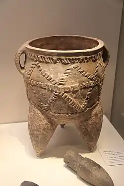 Tripode, type jia et un moule de pied, H. ≥ 40&nbsp;cm. Xi'an 1955. Culture de Keshengzhuang II, Longshan du Henan au Shaanxi. Musée national de Chine, Pékin.