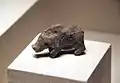 Statuette de terre cuite d'un petit cochon. Hemudu, découvert en 1974. Musée National de Chine