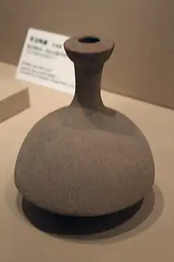 Flacon de terre cuite grise fine à col long et étroit de type ping, sans décor. Beishouling-Banpo. Musée du Shaanxi