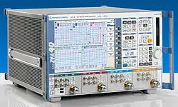 appareil de mesure sur une paillasse. Écran plat, nombreux boutons, quatre prises coaxiales.