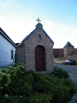 Chapelle au centre du village.