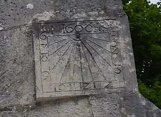 Cadran solaire sur l'église daté de 1608.