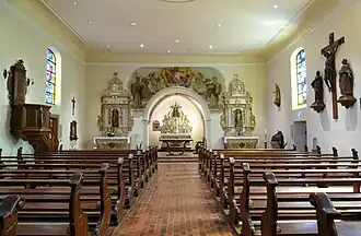 Vue intérieure de la nefvers le chœur.