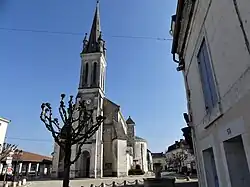 La façade occidentale de l'église Saint-Pierre-et-Saint-Paul.