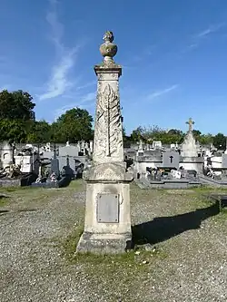 Mémorial des guerres, dans le cimetière communal.