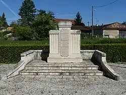 Stèle située rue Roger-Ranoux.