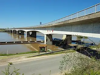 Le pont, l'écluse et le GR3 en 2016.
