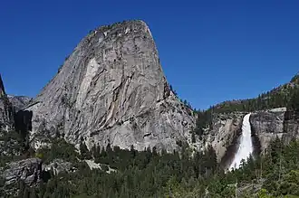 Vue du Liberty Cap avec la chute Nevada à droite.