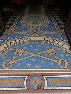 Entrée de l'église Saint-Pierre à Nevers. Mosaïques en émaux de Briare.