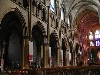 Vue intérieure de la nef et du chœur gothique.