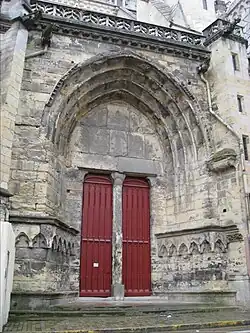 Vue extérieure de l'entrée au niveau de la nef (côté nord).