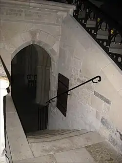 L'entrée vers la crypte romane du XIe&nbsp;siècle.