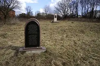 Deux monuments du cimetière juif pour douze sépultures, élevé en décembre 2013.