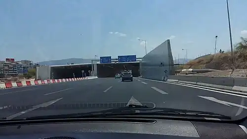 La nouvelle avenue Posidónos&nbsp;(en) en direction de l'avenue Syngroú.