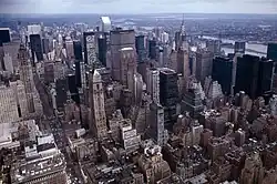 Une large vue de New York depuis le haut d'un immeuble.