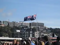 Les drapeaux australiens et néo-zélandais flottant côte-à-côte.