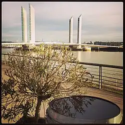 Pont Jacques-Chaban-Delmas vu depuis la rive gauche de la Garonne.