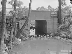 Pont de pierre et de béton, surplombant la rivière Saint-Pierre à Côte-Saint-Luc en 1938