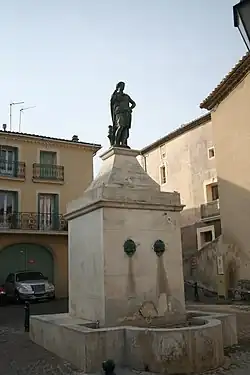 La fontaine de la place de la République ornée d’une statue d'Athéna.