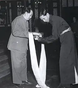 Le 24 mai 1951, lendemain de la signature de l’accord en 17 points, Ngabo Ngawang Jigme (à droite) remet une khata à Mao Zedong (à gauche).