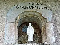 Niche de 1620 et statue de la Vierge.