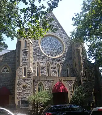 Façade de l'église, 355 State Street, avec pignon sur rue et une rosace.