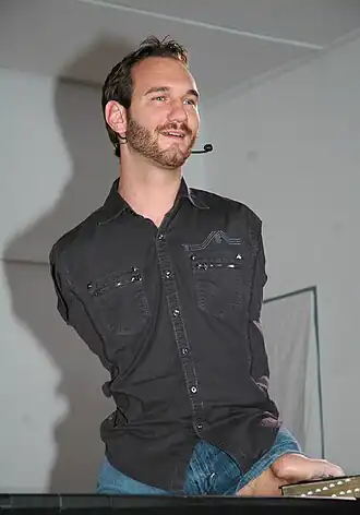 Description de l'image Nick Vujicic speaking in a church in Ehringshausen, Germany - 20110401-02.jpg.