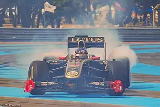 Nicolas Prost effectue des donuts avec une Renault F1 R30 de 2011.