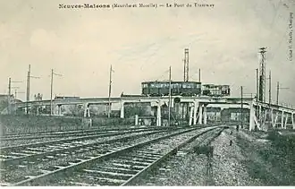 Le tramway sur le pont lui permettant de franchir les voies ferrées.