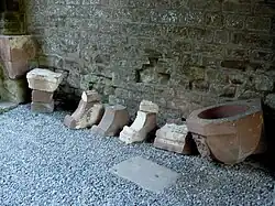 Quelques éléments récupérés parmi les vestiges.