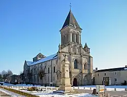 L'église au portail roman et au clocher du XIXe&nbsp;siècle.